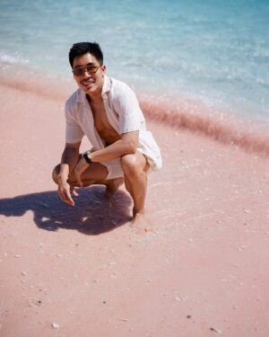 Nat Sakdatorn Instagram - Would you like to have some pink today?

#pinkbeach #komodo #indonesia