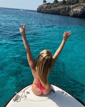 Natalia Instagram - 🌊✨🩷🛥️☀️ descubriendo #Menorca
