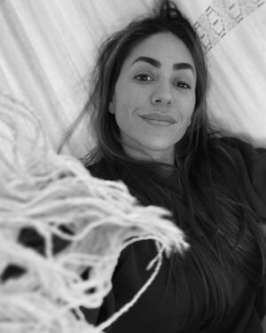 Natalia Cordova-Buckley Instagram - We are looms of spiritual interconnection. 
Each being in our life is a thread, delicately chosen to support the creation of our souls fabric. With each thread that binds itself to our loom, wether it be through love or pain, the tissue of our spirit grows and transforms. Each new thread, each new being, adds colors and unique texture.

Whilst walking through a grief I, and so many others have never experienced before, I feel grateful for all the people who have walked into my life and knitted themselves into the tapestry of my being.
For those who have built me up through belonging and love and for those who have challenged me through pain and rejection.
I love them both. 
I am grateful for them all.
They all are my teachers from whom I blossom and grow.

We do not stand alone.
We stand with each other. 

Let us bring the broken many of the self into the luminous and unified one of all. 

I love you.

•

Somos telares de interconexión espiritual.
Cada ser de nuestra vida es un hilo, delicadamente elegido para apoyar la creación del tejido de nuestra alma. Con cada hilo que se une a nuestro telar, ya sea por amor o por dolor, el tejido de nuestro espíritu crece y se transforma. Cada nuevo hilo, cada nuevo ser, agrega colores y texturas únicas.

Mientras camino a través de un dolor que yo y tantos otros nunca antes habíamos experimentado, me siento agradecida por todas las personas que han entrado en mi vida y se han tejido en el tapiz de mi ser.
Por aquellos que me han edificado a través de la pertenencia y el amor y por aquellos que me han desafiado a través del dolor y el rechazo.
Los amo a los dos.
Estoy agradecida por todos ellos.
Todos ellos son mis maestros de quienes broto y crezco.

No estamos solos.
Nos apoyamos el uno al otro.

Llevemos los muchos quebrantados del yo al uno luminoso y unificado de todos.

Los Amo.