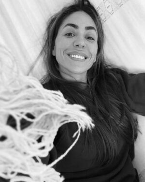 Natalia Cordova-Buckley Instagram - We are looms of spiritual interconnection. 
Each being in our life is a thread, delicately chosen to support the creation of our souls fabric. With each thread that binds itself to our loom, wether it be through love or pain, the tissue of our spirit grows and transforms. Each new thread, each new being, adds colors and unique texture.

Whilst walking through a grief I, and so many others have never experienced before, I feel grateful for all the people who have walked into my life and knitted themselves into the tapestry of my being.
For those who have built me up through belonging and love and for those who have challenged me through pain and rejection.
I love them both. 
I am grateful for them all.
They all are my teachers from whom I blossom and grow.

We do not stand alone.
We stand with each other. 

Let us bring the broken many of the self into the luminous and unified one of all. 

I love you.

•

Somos telares de interconexión espiritual.
Cada ser de nuestra vida es un hilo, delicadamente elegido para apoyar la creación del tejido de nuestra alma. Con cada hilo que se une a nuestro telar, ya sea por amor o por dolor, el tejido de nuestro espíritu crece y se transforma. Cada nuevo hilo, cada nuevo ser, agrega colores y texturas únicas.

Mientras camino a través de un dolor que yo y tantos otros nunca antes habíamos experimentado, me siento agradecida por todas las personas que han entrado en mi vida y se han tejido en el tapiz de mi ser.
Por aquellos que me han edificado a través de la pertenencia y el amor y por aquellos que me han desafiado a través del dolor y el rechazo.
Los amo a los dos.
Estoy agradecida por todos ellos.
Todos ellos son mis maestros de quienes broto y crezco.

No estamos solos.
Nos apoyamos el uno al otro.

Llevemos los muchos quebrantados del yo al uno luminoso y unificado de todos.

Los Amo.