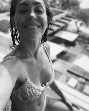 Natalia Cordova-Buckley Instagram - donde quisiéramos andar no es siempre donde andamos pero ya que todos andan en estas pues aquí ando…
Vivan los actores/artistas/contadores de cuentos y la saludable egoteca de vanidades que intenta ser esta…

Where we want to be isn’t always where we are at, but since you are all here, here I am. 
Long live actors/artists/storytellers and the wholesome ego library of vanities this intends to be.