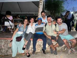 Natalia Cordova-Buckley Instagram - La vida se encarga de encaminarte con aquello y aquellos.
Confía en ella.

Gracias a todas estas personas. 
Que profundamente lindo es compartir y aprender de ustedes.

Selvame del tren.