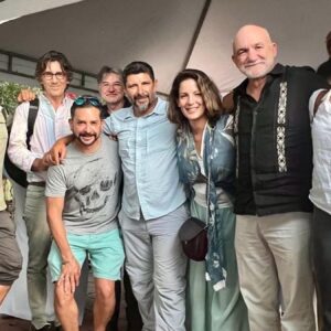 Natalia Cordova-Buckley Instagram - La vida se encarga de encaminarte con aquello y aquellos.
Confía en ella.

Gracias a todas estas personas. 
Que profundamente lindo es compartir y aprender de ustedes.

Selvame del tren.