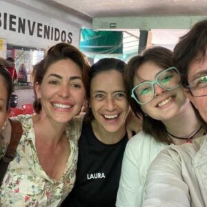 Natalia Cordova-Buckley Instagram - La vida se encarga de encaminarte con aquello y aquellos.
Confía en ella.

Gracias a todas estas personas. 
Que profundamente lindo es compartir y aprender de ustedes.

Selvame del tren.