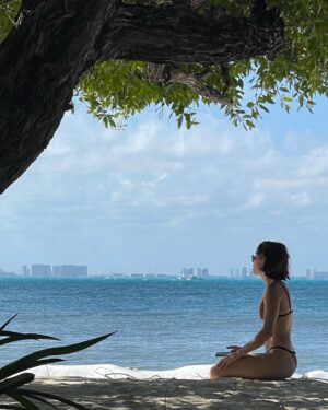 Natalia Cordova-Buckley Instagram - Es que si lo hubieras visto a través de mis ojos de niña…

Dice el primero enunciado que escribí cuando hoy me senté a ver el paraiso que me crío. 

Si te hubiera quemado la piel la sal, el sol y la mar diariamente como hoy me quema el alma está impunidad y corrupción que rige a Quintana Roo…dice la segunda…

Pero suena el mendigó celular y es que esta democratizada interconexión ha hecho de nuestros silencios un privilegio y no un merecido y perezoso pasatiempos. 

…me paro de la arena en la que seguro jugué de niña…me despido del agua…pero me levanto…con mi perspectiva…correcta o no pero pues no hay otra…aunque se buscan tercamente…y encamino…a encontrarme con gentes que me ayuden a acabar esta carta…pues esta rabia que hoy siento es señal del amor que te tengo.

P.S. se puede ser profunda en bikini.