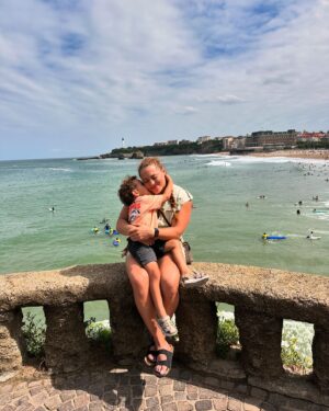 Natalia Ducó Instagram - 🌊 V A C A C I O N E S 🌊 

Pueden crees que después de 20 años de atleta profesional es primera vez que me quedo con mi familia de vacaciones después de un evento deportivo importante. 20 años! 😅🤯😱 

Tanto amor y tantas fotos que no me alcanzó para subir todo! Cuál les gustó más? 📸 

Solo para compartir lo que han sido estos días con mi comunidad que me ha acompañado todo el camino para llegar hasta acá! Los quiero y los leo! Gracias por llenar mi corazón de amor! ❤️‍🔥

📍 Paris, Francia 🇫🇷
📍 Biarritz, Francia 🇫🇷 
📍 San Sebastián, España 🇪🇸