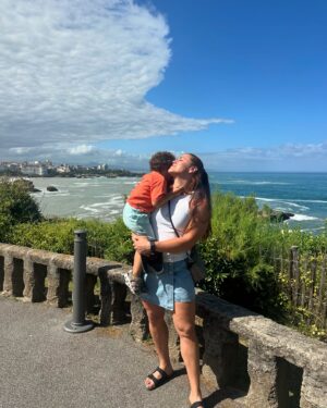 Natalia Ducó Instagram - 🌊 V A C A C I O N E S 🌊 

Pueden crees que después de 20 años de atleta profesional es primera vez que me quedo con mi familia de vacaciones después de un evento deportivo importante. 20 años! 😅🤯😱 

Tanto amor y tantas fotos que no me alcanzó para subir todo! Cuál les gustó más? 📸 

Solo para compartir lo que han sido estos días con mi comunidad que me ha acompañado todo el camino para llegar hasta acá! Los quiero y los leo! Gracias por llenar mi corazón de amor! ❤️‍🔥

📍 Paris, Francia 🇫🇷
📍 Biarritz, Francia 🇫🇷 
📍 San Sebastián, España 🇪🇸