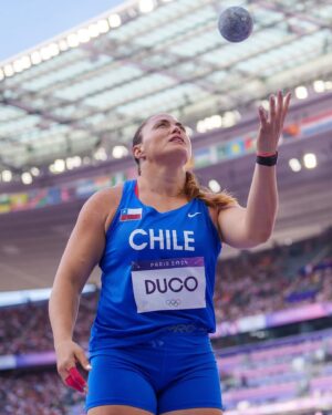 Natalia Ducó Instagram - 4 x OLYMPIC Check ✔️♾️

Beijing 2008 🇨🇳 
Londres 2012 🇬🇧 
Río 2016 🇧🇷 
Paris 2024 🇫🇷 x mamá de Lu ✔️ 

Representar a Chile siempre ha sido, es y será, lo más grande e importante que me ha tocado vivir. 

Mi sueño y objetivo (muy improbable) era clasificar. Era estar acá y ganarme este cupo con mis resultados. Sin duda no era obtener un resultado deportivo (deportivamente mi actuación no me dejó conforme, sobre todo por el trabajo que José Luis realizó conmigo y no pude verse plasmado en una marca y mejor lugar), era cumplir con un ciclo interno de superación de dificultades, de aprendizaje que tenía que culminar en un escenario como este. Y esa meta, que era mi meta, esa si se logró!  Mi corazón está en paz. Mi alma también. 

Un gran reconocimiento a mi querida compañera de equipo @ivanagallardoc que lo hizo muy bien y estoy muy orgullosa de ella! 🫶🏼🇨🇱

La adaptabilidad, la resiliencia y la capacidad de enfrentar desafíos que te aterroricen es el camino al crecimiento interno. De levantarme una y otra vez ante las dificultades, los errores y los fracasos. Me he dedicado a salir de mi zona de confort para convertirme cada día en un mejor ser humano. Sin duda lo he conseguido. 

Hay una linda historia que contar y que pronto podrán conocer. Manténganse atentos! 😎
 
Muchísimas gracias a todos los miles y miles de mensajes de amor que he recibido. Mi corazón no da más de amor.

Gracias a mi familia por estar siempre @duco_ibanez_luciano @beasoler9 @cataduco @beaduco @sergio_pemjean @lucianoduco @vrk14 

Y a mi equipo, de ahora, y de antes, que si bien primera vez que estaba sola, sin ningún miembro de mi equipo acá, están dentro de mí:
José Luis Martínez 
@cardemilcarlos 
@javi_maya 
@bastigm90 
@vero_latuf 
@dariocorreamunoz 
@doctormarcelosajuria 
@ja_baracatt 
Doc Salazar 
Y muchos más 🫶🏼

Y a mi querida Dulce, que desde el cielo, y dentro de mí, nunca se ha ido completamente. Sigue y seguirá viviendo dentro de mí. 🍭 

Seguimos! ♾️🚀🇨🇱🧠💫

Gracias 
@underarmour.cl 
@fundacionteapoyamos 
@pf_marca_oficial 
@clinicameds 
@teamchile_coch 
@indchile 
@biocare_chile 
@newscience_cl 
@team.salmon 
@salmonchile 
@biomedics.cl
@celachile