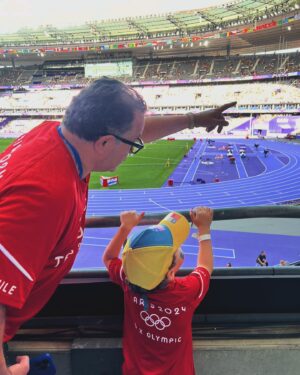 Natalia Ducó Instagram - 4 x OLYMPIC Check ✔️♾️

Beijing 2008 🇨🇳 
Londres 2012 🇬🇧 
Río 2016 🇧🇷 
Paris 2024 🇫🇷 x mamá de Lu ✔️ 

Representar a Chile siempre ha sido, es y será, lo más grande e importante que me ha tocado vivir. 

Mi sueño y objetivo (muy improbable) era clasificar. Era estar acá y ganarme este cupo con mis resultados. Sin duda no era obtener un resultado deportivo (deportivamente mi actuación no me dejó conforme, sobre todo por el trabajo que José Luis realizó conmigo y no pude verse plasmado en una marca y mejor lugar), era cumplir con un ciclo interno de superación de dificultades, de aprendizaje que tenía que culminar en un escenario como este. Y esa meta, que era mi meta, esa si se logró!  Mi corazón está en paz. Mi alma también. 

Un gran reconocimiento a mi querida compañera de equipo @ivanagallardoc que lo hizo muy bien y estoy muy orgullosa de ella! 🫶🏼🇨🇱

La adaptabilidad, la resiliencia y la capacidad de enfrentar desafíos que te aterroricen es el camino al crecimiento interno. De levantarme una y otra vez ante las dificultades, los errores y los fracasos. Me he dedicado a salir de mi zona de confort para convertirme cada día en un mejor ser humano. Sin duda lo he conseguido. 

Hay una linda historia que contar y que pronto podrán conocer. Manténganse atentos! 😎
 
Muchísimas gracias a todos los miles y miles de mensajes de amor que he recibido. Mi corazón no da más de amor.

Gracias a mi familia por estar siempre @duco_ibanez_luciano @beasoler9 @cataduco @beaduco @sergio_pemjean @lucianoduco @vrk14 

Y a mi equipo, de ahora, y de antes, que si bien primera vez que estaba sola, sin ningún miembro de mi equipo acá, están dentro de mí:
José Luis Martínez 
@cardemilcarlos 
@javi_maya 
@bastigm90 
@vero_latuf 
@dariocorreamunoz 
@doctormarcelosajuria 
@ja_baracatt 
Doc Salazar 
Y muchos más 🫶🏼

Y a mi querida Dulce, que desde el cielo, y dentro de mí, nunca se ha ido completamente. Sigue y seguirá viviendo dentro de mí. 🍭 

Seguimos! ♾️🚀🇨🇱🧠💫

Gracias 
@underarmour.cl 
@fundacionteapoyamos 
@pf_marca_oficial 
@clinicameds 
@teamchile_coch 
@indchile 
@biocare_chile 
@newscience_cl 
@team.salmon 
@salmonchile 
@biomedics.cl
@celachile