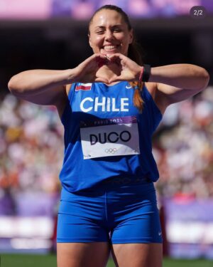 Natalia Ducó Instagram - 4 x OLYMPIC Check ✔️♾️

Beijing 2008 🇨🇳 
Londres 2012 🇬🇧 
Río 2016 🇧🇷 
Paris 2024 🇫🇷 x mamá de Lu ✔️ 

Representar a Chile siempre ha sido, es y será, lo más grande e importante que me ha tocado vivir. 

Mi sueño y objetivo (muy improbable) era clasificar. Era estar acá y ganarme este cupo con mis resultados. Sin duda no era obtener un resultado deportivo (deportivamente mi actuación no me dejó conforme, sobre todo por el trabajo que José Luis realizó conmigo y no pude verse plasmado en una marca y mejor lugar), era cumplir con un ciclo interno de superación de dificultades, de aprendizaje que tenía que culminar en un escenario como este. Y esa meta, que era mi meta, esa si se logró!  Mi corazón está en paz. Mi alma también. 

Un gran reconocimiento a mi querida compañera de equipo @ivanagallardoc que lo hizo muy bien y estoy muy orgullosa de ella! 🫶🏼🇨🇱

La adaptabilidad, la resiliencia y la capacidad de enfrentar desafíos que te aterroricen es el camino al crecimiento interno. De levantarme una y otra vez ante las dificultades, los errores y los fracasos. Me he dedicado a salir de mi zona de confort para convertirme cada día en un mejor ser humano. Sin duda lo he conseguido. 

Hay una linda historia que contar y que pronto podrán conocer. Manténganse atentos! 😎
 
Muchísimas gracias a todos los miles y miles de mensajes de amor que he recibido. Mi corazón no da más de amor.

Gracias a mi familia por estar siempre @duco_ibanez_luciano @beasoler9 @cataduco @beaduco @sergio_pemjean @lucianoduco @vrk14 

Y a mi equipo, de ahora, y de antes, que si bien primera vez que estaba sola, sin ningún miembro de mi equipo acá, están dentro de mí:
José Luis Martínez 
@cardemilcarlos 
@javi_maya 
@bastigm90 
@vero_latuf 
@dariocorreamunoz 
@doctormarcelosajuria 
@ja_baracatt 
Doc Salazar 
Y muchos más 🫶🏼

Y a mi querida Dulce, que desde el cielo, y dentro de mí, nunca se ha ido completamente. Sigue y seguirá viviendo dentro de mí. 🍭 

Seguimos! ♾️🚀🇨🇱🧠💫

Gracias 
@underarmour.cl 
@fundacionteapoyamos 
@pf_marca_oficial 
@clinicameds 
@teamchile_coch 
@indchile 
@biocare_chile 
@newscience_cl 
@team.salmon 
@salmonchile 
@biomedics.cl
@celachile
