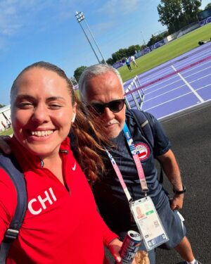 Natalia Ducó Instagram - 4 x OLYMPIC Check ✔️♾️

Beijing 2008 🇨🇳 
Londres 2012 🇬🇧 
Río 2016 🇧🇷 
Paris 2024 🇫🇷 x mamá de Lu ✔️ 

Representar a Chile siempre ha sido, es y será, lo más grande e importante que me ha tocado vivir. 

Mi sueño y objetivo (muy improbable) era clasificar. Era estar acá y ganarme este cupo con mis resultados. Sin duda no era obtener un resultado deportivo (deportivamente mi actuación no me dejó conforme, sobre todo por el trabajo que José Luis realizó conmigo y no pude verse plasmado en una marca y mejor lugar), era cumplir con un ciclo interno de superación de dificultades, de aprendizaje que tenía que culminar en un escenario como este. Y esa meta, que era mi meta, esa si se logró!  Mi corazón está en paz. Mi alma también. 

Un gran reconocimiento a mi querida compañera de equipo @ivanagallardoc que lo hizo muy bien y estoy muy orgullosa de ella! 🫶🏼🇨🇱

La adaptabilidad, la resiliencia y la capacidad de enfrentar desafíos que te aterroricen es el camino al crecimiento interno. De levantarme una y otra vez ante las dificultades, los errores y los fracasos. Me he dedicado a salir de mi zona de confort para convertirme cada día en un mejor ser humano. Sin duda lo he conseguido. 

Hay una linda historia que contar y que pronto podrán conocer. Manténganse atentos! 😎
 
Muchísimas gracias a todos los miles y miles de mensajes de amor que he recibido. Mi corazón no da más de amor.

Gracias a mi familia por estar siempre @duco_ibanez_luciano @beasoler9 @cataduco @beaduco @sergio_pemjean @lucianoduco @vrk14 

Y a mi equipo, de ahora, y de antes, que si bien primera vez que estaba sola, sin ningún miembro de mi equipo acá, están dentro de mí:
José Luis Martínez 
@cardemilcarlos 
@javi_maya 
@bastigm90 
@vero_latuf 
@dariocorreamunoz 
@doctormarcelosajuria 
@ja_baracatt 
Doc Salazar 
Y muchos más 🫶🏼

Y a mi querida Dulce, que desde el cielo, y dentro de mí, nunca se ha ido completamente. Sigue y seguirá viviendo dentro de mí. 🍭 

Seguimos! ♾️🚀🇨🇱🧠💫

Gracias 
@underarmour.cl 
@fundacionteapoyamos 
@pf_marca_oficial 
@clinicameds 
@teamchile_coch 
@indchile 
@biocare_chile 
@newscience_cl 
@team.salmon 
@salmonchile 
@biomedics.cl
@celachile