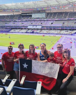 Natalia Ducó Instagram - 4 x OLYMPIC Check ✔️♾️

Beijing 2008 🇨🇳 
Londres 2012 🇬🇧 
Río 2016 🇧🇷 
Paris 2024 🇫🇷 x mamá de Lu ✔️ 

Representar a Chile siempre ha sido, es y será, lo más grande e importante que me ha tocado vivir. 

Mi sueño y objetivo (muy improbable) era clasificar. Era estar acá y ganarme este cupo con mis resultados. Sin duda no era obtener un resultado deportivo (deportivamente mi actuación no me dejó conforme, sobre todo por el trabajo que José Luis realizó conmigo y no pude verse plasmado en una marca y mejor lugar), era cumplir con un ciclo interno de superación de dificultades, de aprendizaje que tenía que culminar en un escenario como este. Y esa meta, que era mi meta, esa si se logró!  Mi corazón está en paz. Mi alma también. 

Un gran reconocimiento a mi querida compañera de equipo @ivanagallardoc que lo hizo muy bien y estoy muy orgullosa de ella! 🫶🏼🇨🇱

La adaptabilidad, la resiliencia y la capacidad de enfrentar desafíos que te aterroricen es el camino al crecimiento interno. De levantarme una y otra vez ante las dificultades, los errores y los fracasos. Me he dedicado a salir de mi zona de confort para convertirme cada día en un mejor ser humano. Sin duda lo he conseguido. 

Hay una linda historia que contar y que pronto podrán conocer. Manténganse atentos! 😎
 
Muchísimas gracias a todos los miles y miles de mensajes de amor que he recibido. Mi corazón no da más de amor.

Gracias a mi familia por estar siempre @duco_ibanez_luciano @beasoler9 @cataduco @beaduco @sergio_pemjean @lucianoduco @vrk14 

Y a mi equipo, de ahora, y de antes, que si bien primera vez que estaba sola, sin ningún miembro de mi equipo acá, están dentro de mí:
José Luis Martínez 
@cardemilcarlos 
@javi_maya 
@bastigm90 
@vero_latuf 
@dariocorreamunoz 
@doctormarcelosajuria 
@ja_baracatt 
Doc Salazar 
Y muchos más 🫶🏼

Y a mi querida Dulce, que desde el cielo, y dentro de mí, nunca se ha ido completamente. Sigue y seguirá viviendo dentro de mí. 🍭 

Seguimos! ♾️🚀🇨🇱🧠💫

Gracias 
@underarmour.cl 
@fundacionteapoyamos 
@pf_marca_oficial 
@clinicameds 
@teamchile_coch 
@indchile 
@biocare_chile 
@newscience_cl 
@team.salmon 
@salmonchile 
@biomedics.cl
@celachile