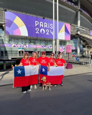 Natalia Ducó Instagram - 4 x OLYMPIC Check ✔️♾️

Beijing 2008 🇨🇳 
Londres 2012 🇬🇧 
Río 2016 🇧🇷 
Paris 2024 🇫🇷 x mamá de Lu ✔️ 

Representar a Chile siempre ha sido, es y será, lo más grande e importante que me ha tocado vivir. 

Mi sueño y objetivo (muy improbable) era clasificar. Era estar acá y ganarme este cupo con mis resultados. Sin duda no era obtener un resultado deportivo (deportivamente mi actuación no me dejó conforme, sobre todo por el trabajo que José Luis realizó conmigo y no pude verse plasmado en una marca y mejor lugar), era cumplir con un ciclo interno de superación de dificultades, de aprendizaje que tenía que culminar en un escenario como este. Y esa meta, que era mi meta, esa si se logró!  Mi corazón está en paz. Mi alma también. 

Un gran reconocimiento a mi querida compañera de equipo @ivanagallardoc que lo hizo muy bien y estoy muy orgullosa de ella! 🫶🏼🇨🇱

La adaptabilidad, la resiliencia y la capacidad de enfrentar desafíos que te aterroricen es el camino al crecimiento interno. De levantarme una y otra vez ante las dificultades, los errores y los fracasos. Me he dedicado a salir de mi zona de confort para convertirme cada día en un mejor ser humano. Sin duda lo he conseguido. 

Hay una linda historia que contar y que pronto podrán conocer. Manténganse atentos! 😎
 
Muchísimas gracias a todos los miles y miles de mensajes de amor que he recibido. Mi corazón no da más de amor.

Gracias a mi familia por estar siempre @duco_ibanez_luciano @beasoler9 @cataduco @beaduco @sergio_pemjean @lucianoduco @vrk14 

Y a mi equipo, de ahora, y de antes, que si bien primera vez que estaba sola, sin ningún miembro de mi equipo acá, están dentro de mí:
José Luis Martínez 
@cardemilcarlos 
@javi_maya 
@bastigm90 
@vero_latuf 
@dariocorreamunoz 
@doctormarcelosajuria 
@ja_baracatt 
Doc Salazar 
Y muchos más 🫶🏼

Y a mi querida Dulce, que desde el cielo, y dentro de mí, nunca se ha ido completamente. Sigue y seguirá viviendo dentro de mí. 🍭 

Seguimos! ♾️🚀🇨🇱🧠💫

Gracias 
@underarmour.cl 
@fundacionteapoyamos 
@pf_marca_oficial 
@clinicameds 
@teamchile_coch 
@indchile 
@biocare_chile 
@newscience_cl 
@team.salmon 
@salmonchile 
@biomedics.cl
@celachile