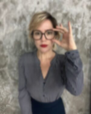 Natália Lage Instagram - como já dizia nosso amigo Fernando Pessoa 
“ver é irreversível” portanto, veja bem 💛 

a @visotica.rio além de ter uma variedade enorme de modelos (lindos!) ainda tem um atendimento super personalizado, cuidadoso, que fez com que eu me sentisse super segura nos meus novos óculos . 

e se assim como eu, também for seu caso, faça óculos multifocais e não queria mais outra vida..