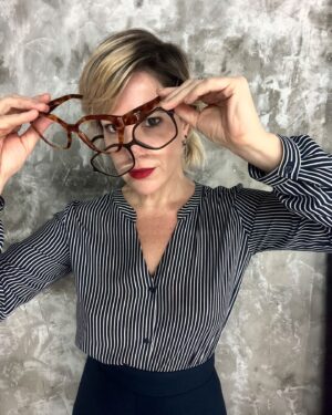Natália Lage Instagram - como já dizia nosso amigo Fernando Pessoa 
“ver é irreversível” portanto, veja bem 💛 

a @visotica.rio além de ter uma variedade enorme de modelos (lindos!) ainda tem um atendimento super personalizado, cuidadoso, que fez com que eu me sentisse super segura nos meus novos óculos . 

e se assim como eu, também for seu caso, faça óculos multifocais e não queria mais outra vida..