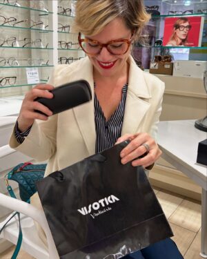Natália Lage Instagram - como já dizia nosso amigo Fernando Pessoa 
“ver é irreversível” portanto, veja bem 💛 

a @visotica.rio além de ter uma variedade enorme de modelos (lindos!) ainda tem um atendimento super personalizado, cuidadoso, que fez com que eu me sentisse super segura nos meus novos óculos . 

e se assim como eu, também for seu caso, faça óculos multifocais e não queria mais outra vida..
