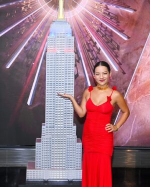 Natalia Reyes Instagram - Hoy hace un año estábamos en Nueva York iluminando el @empirestatebldg 💫 Celebrando a Colombia 🇨🇴 y diciéndole al mundo que somos un país lleno de gente alegre y berraca, que somos el segundo país más biodiverso del mundo y que queremos dejar atrás nuestra historia de violencia y ser reconocidos por nuestros múltiples talentos.
Gracias @consuladocolny @andresmejia07 por elegirme para ser la primera colombiana en tener este honor.. que VIVA COLOMBIA 💛💙❤️

•

A year ago today we were in New York lighting up the @empirestatebldg 💫 Celebrating Colombia 🇨🇴 and telling the world that we are a country full of happy and hardworking people, that we are the second most biodiverse country in the world and that we want to leave behind our history of violence and be recognized for our multiple talents.
Thank you @consuladocolny ​​@andresmejia07 for choosing me to be the first Colombian to have this honor.. LONG LIVE COLOMBIA 💛💙❤️

#Colombia #20deJulio #NataliaFromColombia