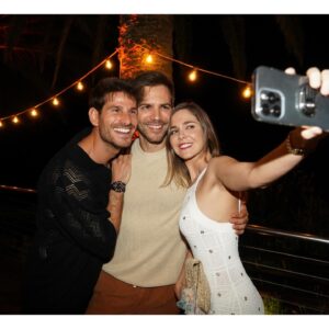 Natalia Sánchez Instagram - Pequeño resumen de la suerte que tengo de poder pasar 48h en el paraíso, acumulando recuerdos con personas maravillosas que te alegran la vida y a las que me llevaría a una isla desierta…☝️(con el de la última foto estoy en negociaciones, y la cosa pinta bien…☝️😏).
¡Queda oficialmente inaugurado un trocito del cielo: @zelhotels !🩵 Mañana… ¡vuelta a la realidad con las pilas cargadas! #FelizDomingo