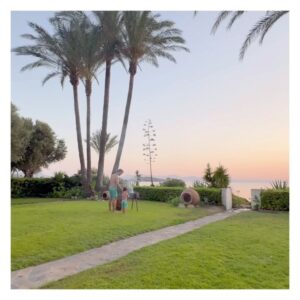 Natalia Sánchez Instagram - PRIMERA PARADA #Verano2024 🌅
1: Último atardecer del viaje.
2: Yo, siendo “yo” y mis pobres hijos asumiéndolo. 🥸🔫
3: Neo imitando la locura de su madre(todo se pega…😂).
4:Dos de las sonrisas que más me llenan el alma.
5: Marc en su salsa…🔥
6: Lia diciendo que si enseña los dientes parecemos hermanas(yo dejando que lo crea, obviando los 28 años que nos separan…🤫).
7: Solos ante la inmensidad con el agua a 29°C.
8: Marc sintiéndose un Masái en canoa (pero no).
9: Neo aprendiendo a confiar.🥹
10: Lia y Neo haciéndome creer que no se van a pelear en todo el viaje(spoiler: era mentira😒).

El tiempo en familia es un regalo…🙏🥹