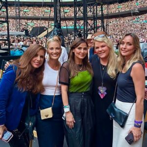 Natalie Imbruglia Instagram - Still buzzing… I had so much fun with @robinrobertsgma  Amber Laign and my girlfriends dancing the night away at the @taylorswift Era’s Show Friday.. @jameenatella @kristynle @helengraceclarke 💃🏽💗🫶🏽🌈✨