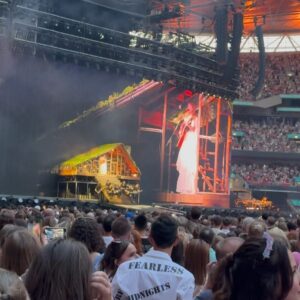 Natalie Imbruglia Instagram - Still buzzing… I had so much fun with @robinrobertsgma  Amber Laign and my girlfriends dancing the night away at the @taylorswift Era’s Show Friday.. @jameenatella @kristynle @helengraceclarke 💃🏽💗🫶🏽🌈✨