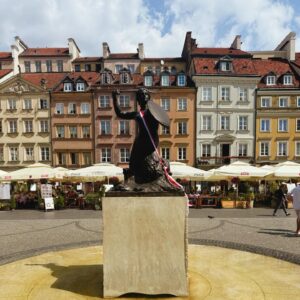 Natalie Lecznar Instagram - WARSAW: You were so vibrant and beautiful. It was our first trip to Poland and so special to get the chance to walk the city streets and connect with some of our Lecznar roots. Dziękuję bardzo! 🇵🇱