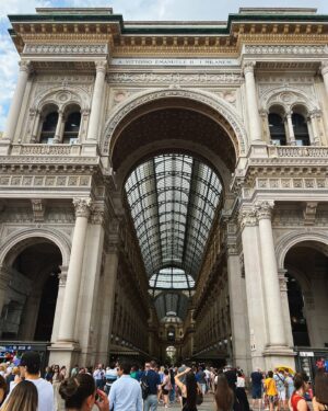 Natalie Peterson Instagram - MILANO 🇮🇹 Already planning my next trip back to this lovely city! We shopped till we dropped, saw some famous sights, and drank lots of Aperol e vino 🥂 Grazie mille ✨

#milano #milan #italy #prada #travel #shopping #lifestyle #aperolspritz #wine #dinner #friends #erastourdancers