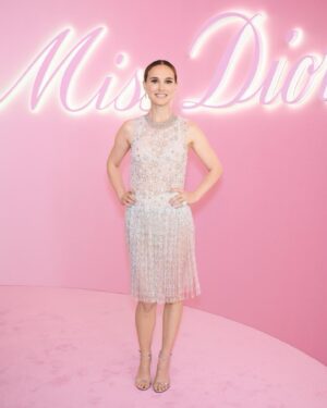Natalie Portman Instagram - Loved exploring the couture and archival collections at the Miss Dior Exhibit in Tokyo last week, a space created by @omanewyork and @shohei_shigematsu.

Makeup @miwookim 
Hair @khairstudio 
@dior @diorbeauty🌷

#DiorBeauty #DiorParfums #MissDior