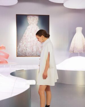 Natalie Portman Instagram - Loved exploring the couture and archival collections at the Miss Dior Exhibit in Tokyo last week, a space created by @omanewyork and @shohei_shigematsu.

Makeup @miwookim 
Hair @khairstudio 
@dior @diorbeauty🌷

#DiorBeauty #DiorParfums #MissDior