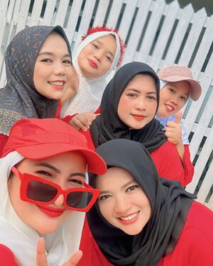 Natalie Sarah Instagram - 17 Agustus kemarin 🇮🇩 , with Bestie Tetangga ku yg Heboh dan Seru 😆😂🤪 
-
#harikemerdekaan #17agustus #indonesia #merahputih #tetangga #family #hutrike79
