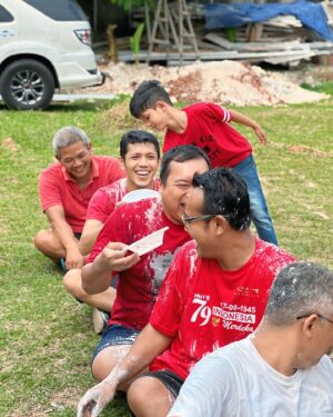 Natalie Sarah Instagram - 17 Agustus kemarin 🇮🇩 , with Bestie Tetangga ku yg Heboh dan Seru 😆😂🤪 
-
#harikemerdekaan #17agustus #indonesia #merahputih #tetangga #family #hutrike79