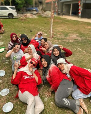 Natalie Sarah Instagram - 17 Agustus kemarin 🇮🇩 , with Bestie Tetangga ku yg Heboh dan Seru 😆😂🤪 
-
#harikemerdekaan #17agustus #indonesia #merahputih #tetangga #family #hutrike79