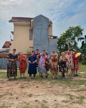Natalie Sarah Instagram - 17 Agustus kemarin 🇮🇩 , with Bestie Tetangga ku yg Heboh dan Seru 😆😂🤪 
-
#harikemerdekaan #17agustus #indonesia #merahputih #tetangga #family #hutrike79