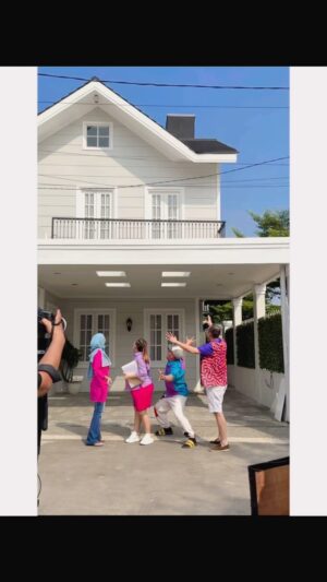 Natalie Sarah Instagram - MashaAllah Tabarakallah Bintang2 Main ke rumah😍 Besties Aa @irfanhakim75 @raffinagita1717 @nina_mpokalpa dan Team kece @fyp_trans7 Udah Mampir Makasiiy 🙏🏻, Senangnya 🩷🩵🩷 
-
#fyp #friends #homesweethome #americanstyle #decoranbynat #homedecor #shootingday #rooftop