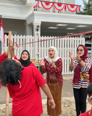 Natalie Sarah Instagram - 17 Agustus kemarin 🇮🇩 , with Bestie Tetangga ku yg Heboh dan Seru 😆😂🤪 
-
#harikemerdekaan #17agustus #indonesia #merahputih #tetangga #family #hutrike79