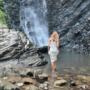 Nataliia Denysenko Instagram - Ефект водоспаду 💦
Те, що ми отримуємо від життя - це те, що ми віддаємо життю своїми діями і присутністю в ньому 🤍

Дуже люблю ЖИТТЯ!!! І воно безперечно відповідає мені взаємністю 🙏🏻

Я б ніколи не проміняла жоден , навіть найболючіший урок, в своєму житті , бо абсолютно все в цьому світі показує мені що таке «любов» в найкращому сенсі цього слова !!! 

Вчора на водоспаді я стояла і дивилася як вода біжить згори вниз,  і здавалося, що це безкінечний процес,  що він не закінчиться ніколи…
так воно і є ! В природі цей рух безкінечний, як сонце , що встає і сідає, не дивлячись на чиїсь проблеми , війни … 
Як і наше життя…але є 1 нюанс!
Це ЕФЕКТ ВОДОСПАДУ 💦 Кожна його краплиночка  стікає далі вниз , і ми цю саму воду вже не бачимо! 
Все що перед очима - це нова вода , що зʼявляється зверху , розумієте ? 

Кожен наш день - немає повторення! 
І так як було вчора - вже не буде НІКОЛИ ! 
Вже через хвилину наступає - наше нове життя … 

І іноді ми нічого не може зробити з тим, як воно тече, бо є незворотні процеси на які неможливо вплинути ніяк!

Але чи варто його витрачати на те, від чого ми не отримуємо задоволення , на те чого ми не хочемо насправді , на «не своїх» людей ?

Моя сукня @trymaty.brand
