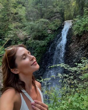 Nataliia Denysenko Instagram - Ефект водоспаду 💦
Те, що ми отримуємо від життя - це те, що ми віддаємо життю своїми діями і присутністю в ньому 🤍

Дуже люблю ЖИТТЯ!!! І воно безперечно відповідає мені взаємністю 🙏🏻

Я б ніколи не проміняла жоден , навіть найболючіший урок, в своєму житті , бо абсолютно все в цьому світі показує мені що таке «любов» в найкращому сенсі цього слова !!! 

Вчора на водоспаді я стояла і дивилася як вода біжить згори вниз,  і здавалося, що це безкінечний процес,  що він не закінчиться ніколи…
так воно і є ! В природі цей рух безкінечний, як сонце , що встає і сідає, не дивлячись на чиїсь проблеми , війни … 
Як і наше життя…але є 1 нюанс!
Це ЕФЕКТ ВОДОСПАДУ 💦 Кожна його краплиночка  стікає далі вниз , і ми цю саму воду вже не бачимо! 
Все що перед очима - це нова вода , що зʼявляється зверху , розумієте ? 

Кожен наш день - немає повторення! 
І так як було вчора - вже не буде НІКОЛИ ! 
Вже через хвилину наступає - наше нове життя … 

І іноді ми нічого не може зробити з тим, як воно тече, бо є незворотні процеси на які неможливо вплинути ніяк!

Але чи варто його витрачати на те, від чого ми не отримуємо задоволення , на те чого ми не хочемо насправді , на «не своїх» людей ?

Моя сукня @trymaty.brand
