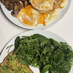 Natasha Domínguez Instagram - Lo que como en un día🤩 COMENTA “APP” para diseñar lo que tú deberías comer en el tuyo❤️‍🔥
Desayuno: 4 huevos, champiñones, espinaca y pan Ezekiel con aguacate   3 pastillas LB Slimque ya me había tomado a la hora de la foto🙈
Snack: proteína COOLTO sabor vainilla con 1/2 banana, almond butter y chispitas de chocolate sin azúcar 
Almuerzo: Salmón con risotto y brocollini 
Snack: pan Ezekiel con aguacate y atún 
Cena: Pescado en papillote con vegetales

Estas y muchas recetas nuevas cada mes en mi app!! 
Comenta APP para darte más info sobre este plan con META: PERDER GRASA!! 
App: @cooltofitness