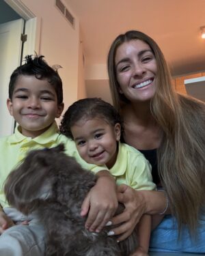 Natasha Domínguez Instagram - “Los hijos son de la mamá” y los perros, y la ropa, y las tareas  y todo😂❤️ Te das cuenta de todo lo que tienes? No te exijas tanto que tienes el mundo ganado✨ (no aplica en todos los casos, pero ellas saben a quien les hablo💕✨)

➡️Slide al 5🥹