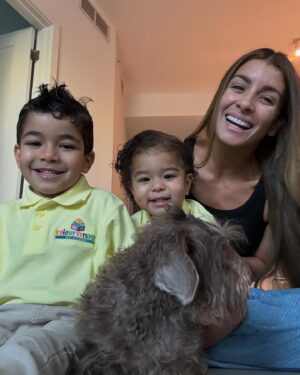 Natasha Domínguez Instagram - “Los hijos son de la mamá” y los perros, y la ropa, y las tareas  y todo😂❤️ Te das cuenta de todo lo que tienes? No te exijas tanto que tienes el mundo ganado✨ (no aplica en todos los casos, pero ellas saben a quien les hablo💕✨)

➡️Slide al 5🥹