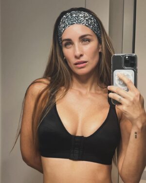 Natasha Domínguez Instagram - Recapitulación de mi semana: 

1) un selfie con mis nuevas amigas 🍒 ✨ porque ajá!😂

2) Yogourt y greys anatomy en mi reposo, pensé que serían los protagonistas 

3) por supuesto sin dejar de lado a @cooltofitness que en este momento va en un crecimiento 🚀 que me tiene muy emocionada🤩

4) el momento mas detestado de los últimos años para mi y para toda Venezuela😡 

5)lo que se ha vuelto el protagonista en mi semana: pedir por Venezuela y levantar la voz por ella! 🇻🇪 

6-7 y 8) momentos especiales con Venezuela y mis bebés presentes❤️‍🩹

9) verlo entrenar con nuestro proyecto mas grande junto a cientos de personas que han confiado en nosotros🥰 
(La primera semana es GRATIS, el link está en mi perfil💪🏼✨)
