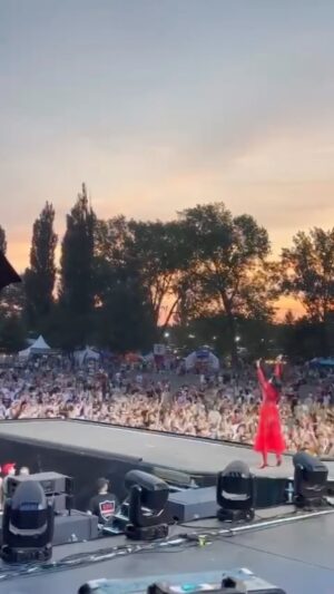 Natasha Khan Instagram - What a night! What a crowd… thank you @colours_cz 
@charlottehatherley @laura_m_groves and to the whole team for making it so fun :) 🌅🎈
Costume @juicylames 💋💋