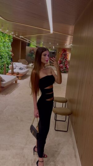 Nathalia Gomes Instagram - A woman only needs two things: a black dress and a man who loves her 🖤
