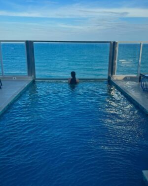 Nathalia Gomes Instagram - Arrasta pro lado💙☀️🌊
Fim das férias por aqui, e só tenho uma coisa pra dizer: SOCORROOO! @drataisyrincon 😂😂