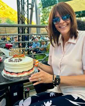 Nathan East Instagram - Happy Birthday, Anita!🎂🙏🏽🥳✨💝🎉🎈🎁💖👑

From the moment I first laid eyes on you on campus at UC San Diego, I knew you were “Miss Right.”😍Today, and every day, I celebrate you and feel incredibly grateful to have you as my best friend, soulmate, partner in life, and the amazing mother of our children. We are blessed beyond belief!!🙏🏽

Here’s to another beautiful trip around the sun, my love!💫☀️