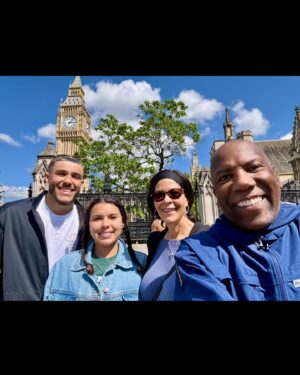 Nathan East Instagram - Happy Birthday, Anita!🎂🙏🏽🥳✨💝🎉🎈🎁💖👑

From the moment I first laid eyes on you on campus at UC San Diego, I knew you were “Miss Right.”😍Today, and every day, I celebrate you and feel incredibly grateful to have you as my best friend, soulmate, partner in life, and the amazing mother of our children. We are blessed beyond belief!!🙏🏽

Here’s to another beautiful trip around the sun, my love!💫☀️