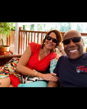 Nathan East Instagram - Happy Birthday, Anita!🎂🙏🏽🥳✨💝🎉🎈🎁💖👑

From the moment I first laid eyes on you on campus at UC San Diego, I knew you were “Miss Right.”😍Today, and every day, I celebrate you and feel incredibly grateful to have you as my best friend, soulmate, partner in life, and the amazing mother of our children. We are blessed beyond belief!!🙏🏽

Here’s to another beautiful trip around the sun, my love!💫☀️