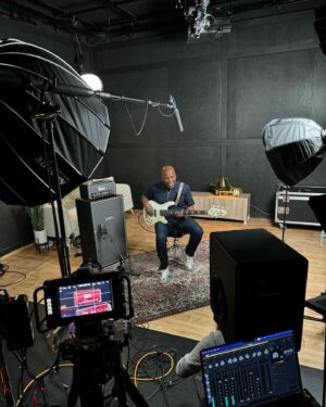 Nathan East Instagram - Rig du jour… #photoshoot @sweetwatersound @laneyamplification @yamaha_guitars #eaststairs