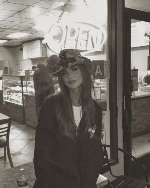 Nathanya Sion Instagram - Tout ce que j’aime : moi qui attend mes mini pancakes au chocolat, avec mon nouveau chapeau de cowboy ( j’aime beaucoup trop) après un show de dragQueen J’ADORE !