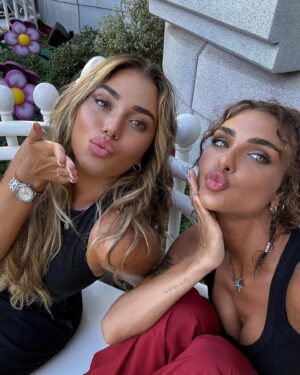 Nathanya Sion Instagram - 1- moi trop contente qui découvre le monde de mario 🥹 @unistudios 
2 & 3 - bah c’est la même ..
4- dans le monde des minions 🥹🥹🥹
5- je parle même pas avec vous si vous avez pas la réf 
6 & 7 - avec un pote 🔥 ( je sais pas comment il s’appel a vrai dire )
8- littéralement moi quand j’aime pas ce que tu me racontes 
9- le meilleur pour la fin ma bestie 🤌🏻❤️‍🔥